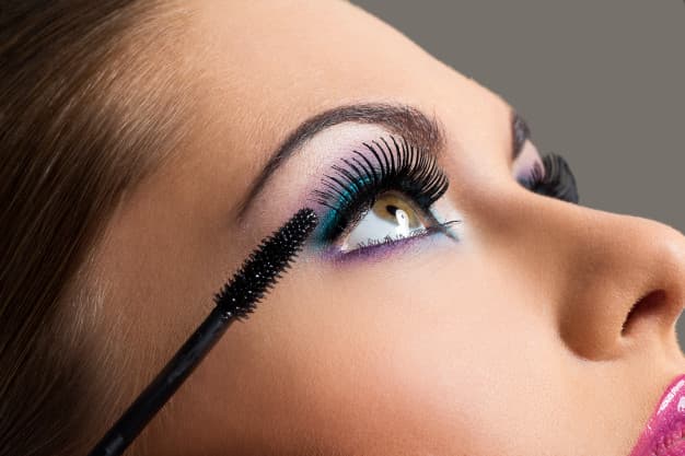 The Difference Between Eyelash Extensions and Lash Lifts